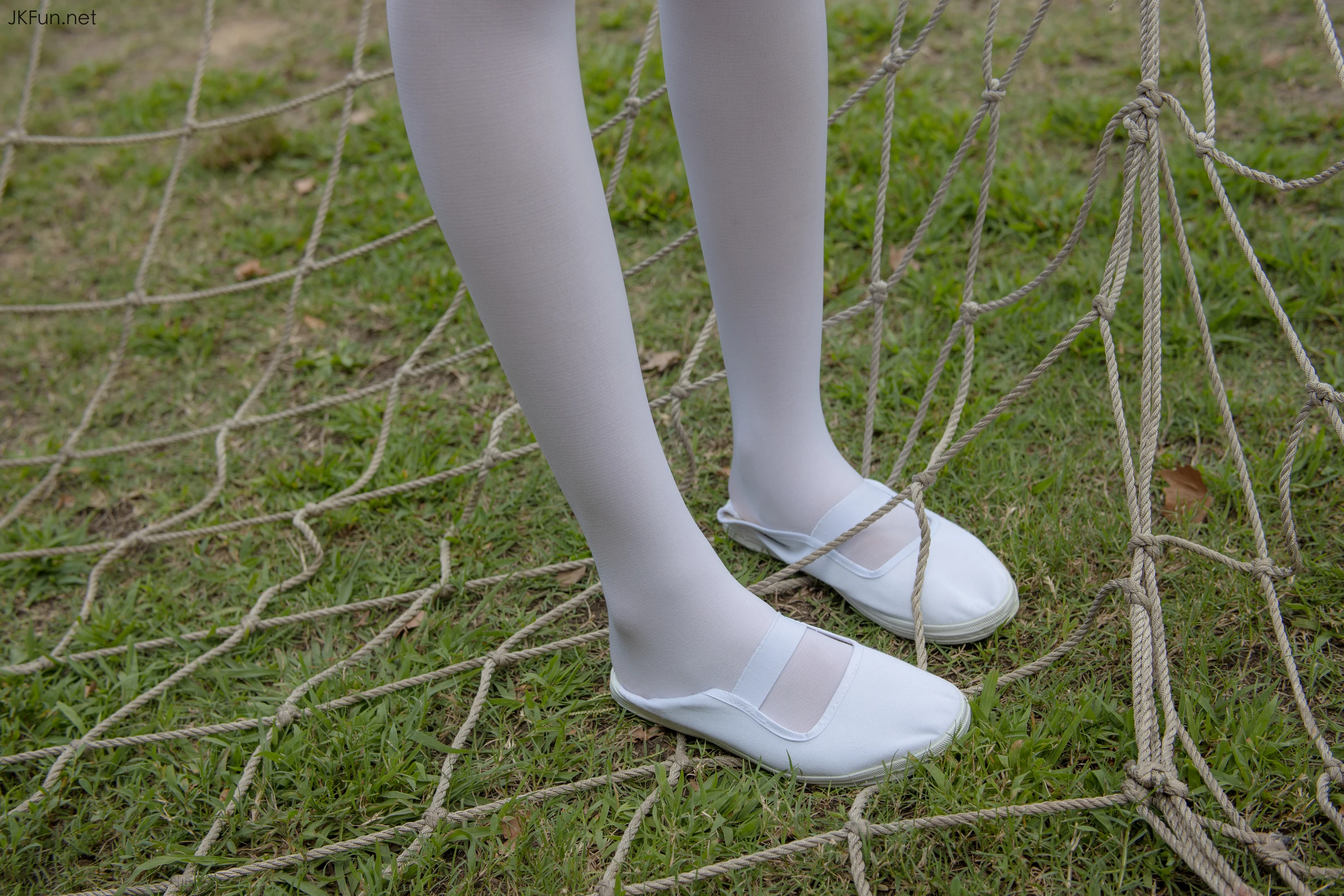 森萝财团 [JKFUN-019] 80D白丝外景体操服 Aika [107P 1V]插图1
